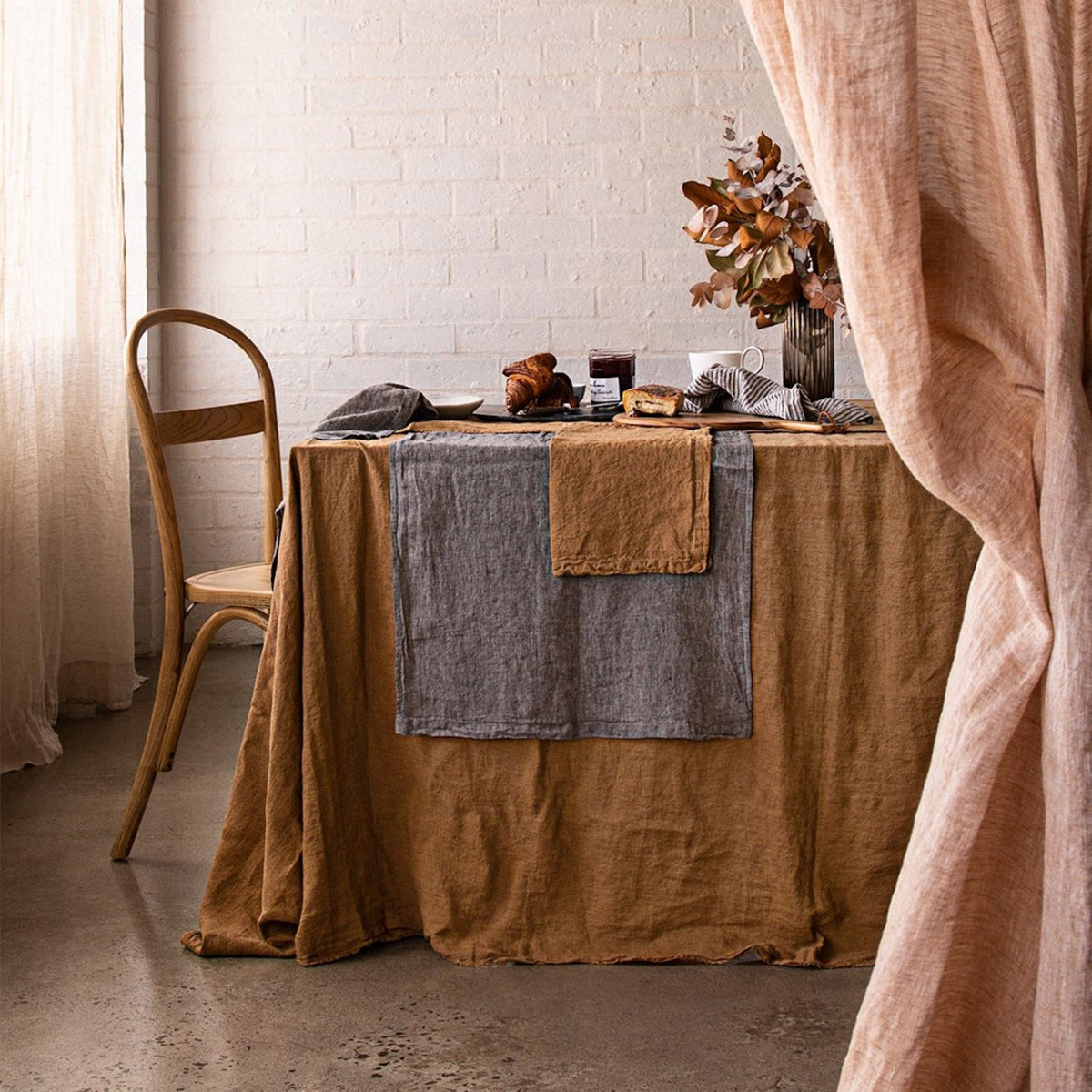 Flocca Linen Tablecloth - Russo